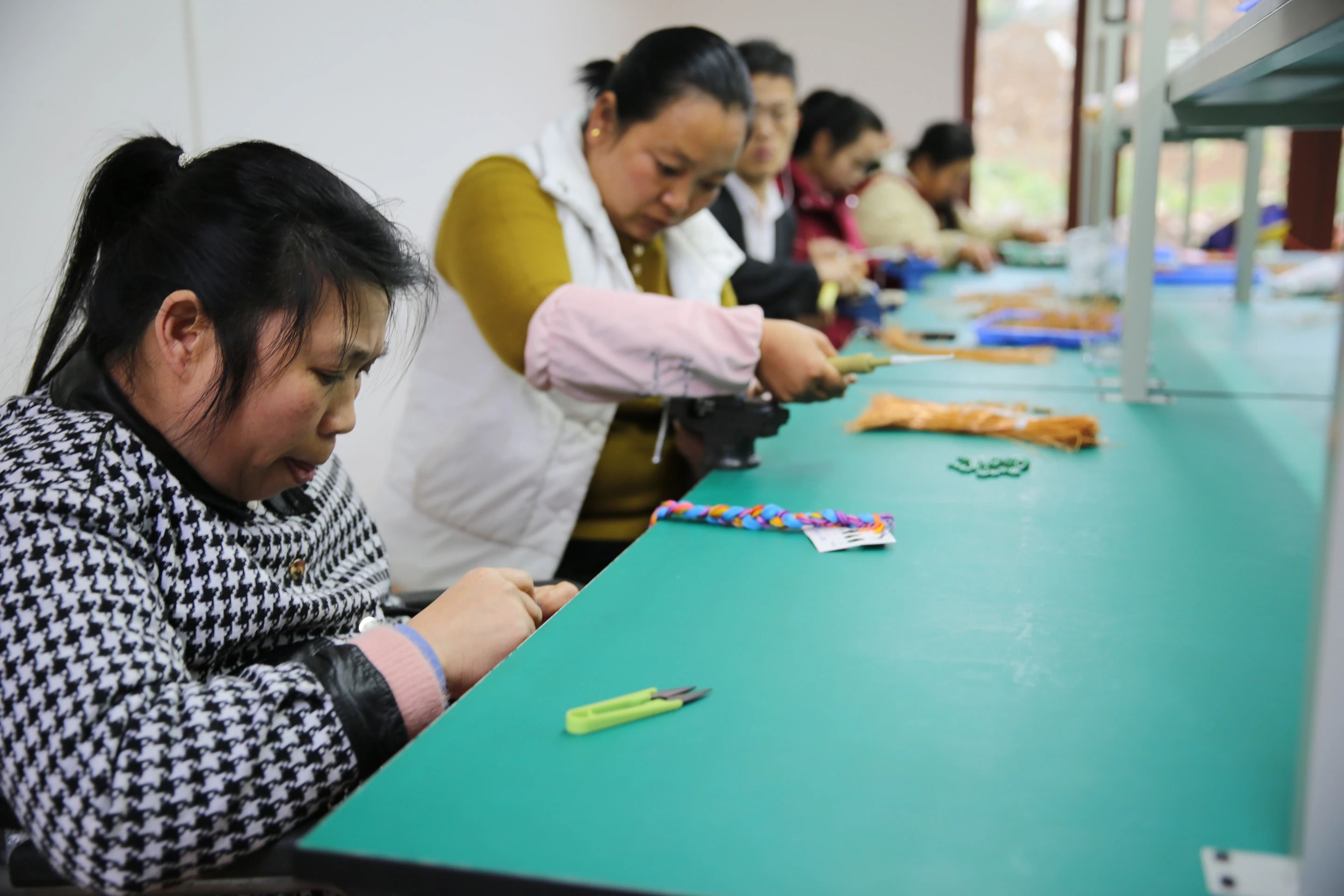 图为残疾人在织金县惠民街道残疾人社区康复综合服务站就近进行辅助性就业